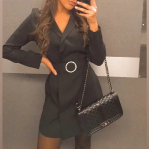 Kavajklänning strl 36 - Superfin kavajklänning i storlek 36! Passar mig som är en xs-s! Passar till en utekväll, jul eller nyår! Använd 1 gång, säljs för 100kr. Köparen står för frakten