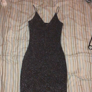Klänning - En festligare nyårs/ julafton klänning som är stretchbar och använd endast 1 ggn!