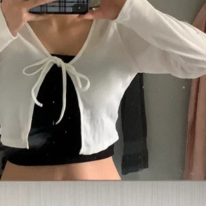 Mcropped cardigan - Cropped cardigan från SHEIN har inte använt den någon gång förutom för bilden ovanför  beställde en large men passar som medium/small originalpris: 99kr