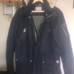 Fodrad jacka herr  - Jacka från Pelle P i storlek M. Hel och ren. Hund finns i hemmet.