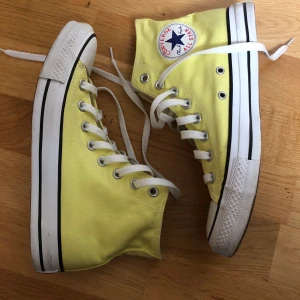 Gula converse - Gula converse i storleken 39.5. Säljer pga att dom är för små för mig. Köpte dom för länge sen men dom har tyvärr inte kommit till så mycket användning, därmed är dom i väldigt bra skick. Hör av dig vid intresse❕