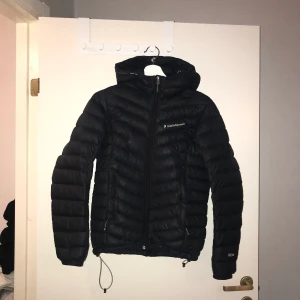 Peak performance jacka  - Marinblå peak jacka i storlek S! Använd men i fint skick💕 har två små hål på innerarmen, däremot inget man lägger märke till! Går även att sy igen hålen😊