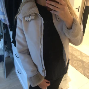 Jacka beige - Kommer aldrig till användning. Använd endast ett par gånger. Liten defekt som man ser på sista bilen