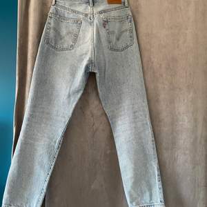 Levi’s 501 Crop i strl W27 L28. Jättefina jeans i ljusblå som kommer hålla i flera år. 550 kr 