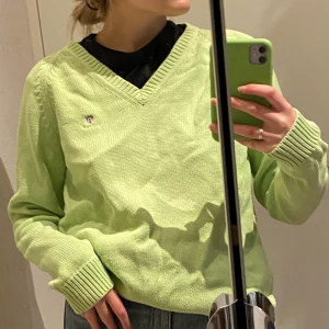 Stickad tröja - Skitcool grön pullover tröja från gant som jag köpt second hand🥰  aldrig använt🌸