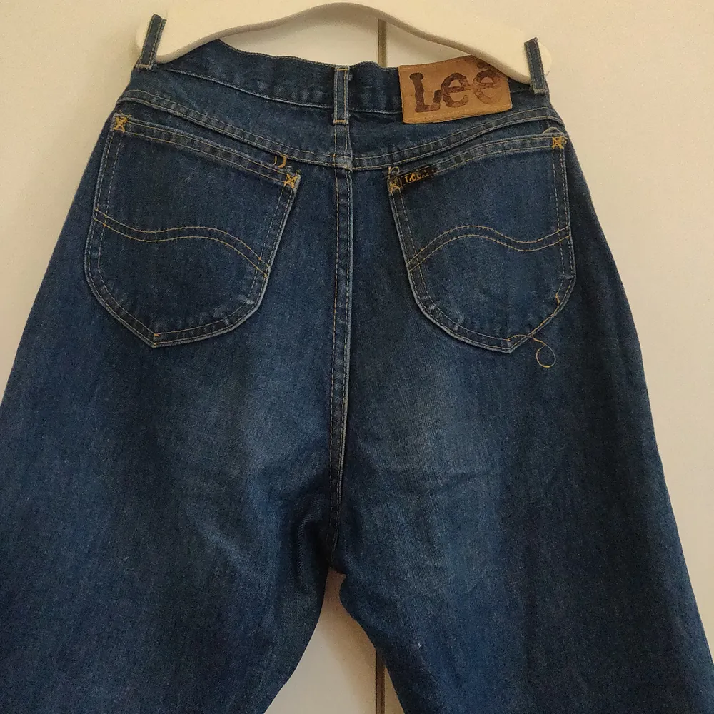 Snygga vintage jeans från beyond retro. Litet hål på knät annars perfekt skick. Hög midjade. Långa på mig som är 175. Frakt ingår i pris. Betalning sker via Swish.. Jeans & Byxor.