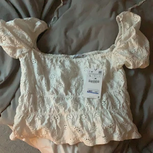 Jätte gullig topp  - Säljer en oanvänd topp från zara då den inte rikrigr passar mig. Nypris 199 kr. Helt oanvänd och prislappen sitter kvar :) Den är ganska liten i storleken 