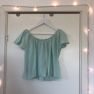 Topp Mango - Söt topp från mango som nästa aldrig är använd. går att ha både off shoulder och inte! så fin färg :) Kan både frakta o mötas upp men köparen står för frakten!