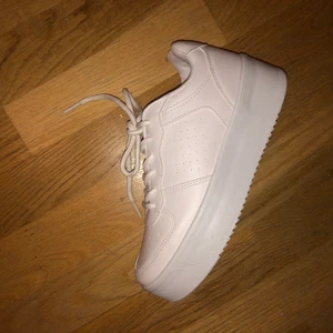 Zalando skor - Ett par helt nya sneakers från Zalando. Säljer pga de ej passade. Storlek 37. Går att buda