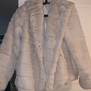 Fluffig vinterjacka  - Jättemysig till vintern och i bra skick. Storlek S men kan massa M också 💞