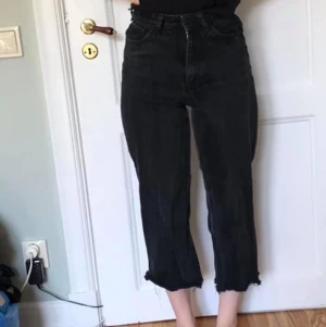 trekvartsbyxor monki srl 26 - avklippta jeans från monki, använda ett fåtal gånger. kan gå ner i pris pga samlar bara plats ☺️