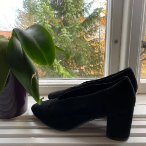 Vagabond Shoemakers Suede Pumps  - Jätte stiliga och bekväma vagabond klackar med mockaläder på utsidan. Nypris 1000kr