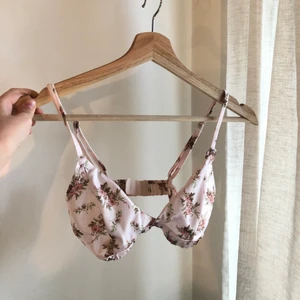 Bralette Bikbok - ❗️BUDA I KOMMENTARERNA❗️ Superfin bralette med justerbara axelband från Gina Tricot i storlek small, knappt använd! Säljer pga att storleken var för liten för mig. Banden runt om är elastiska så den passar bra för flera storlekar!