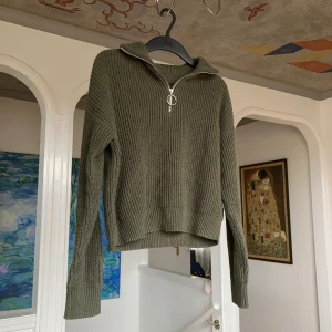 Zip up tröja - Fin mörkgrön stickad tröja med zip-up krage i storlek XS. Köparen står för frakt! (Frakten är spårbar) 