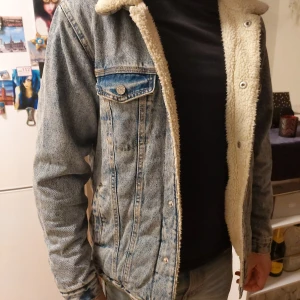 Pull and bear herr jeans jacka storlek M  - Säljer min killes pull and bear jeans jacka för 150 kr (nypris 500 kr) den är knappt använd och i bra skick. Kan mötas upp i Stockholm om ni skulle vilja köpa den. Den är fodrad på insidan så det är en perfekt höstjacka! 