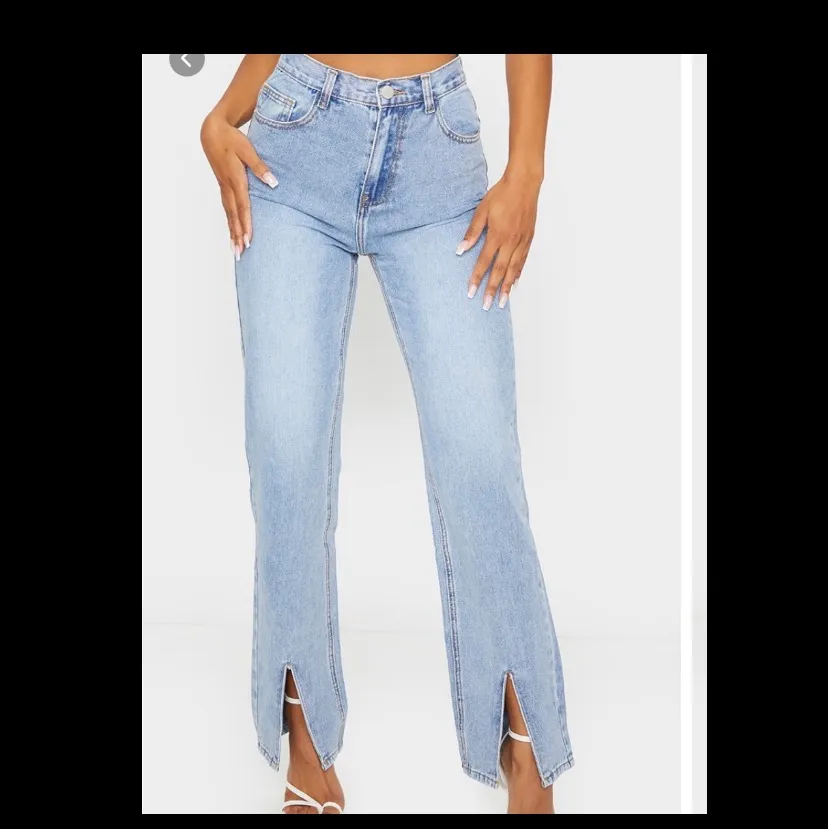 Jättefina raka jeans med slits på. Helt oanvända med prislappen kvar. Säljer pga de ej passar.. Jeans & Byxor.