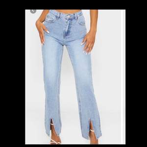Jättefina raka jeans med slits på. Helt oanvända med prislappen kvar. Säljer pga de ej passar.