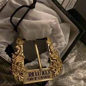 Versace skärp  - Ett äkta svart Versace skärp, inköpt på NK förra året, har för mig att jag har kvittot kvar! Super snyggt med jeans eller klänning, nypris är 1599kr, kan tänka mig att gå ner till 1100kr då det knappt är använt! 