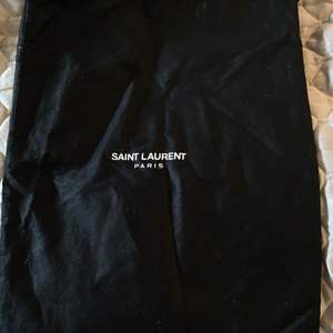 Saint Laurent dustbag, aldrig använt och i fint skick. Perfekt att förvara saker i. 35 cm hög och 24 cm bred.
