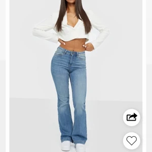 Jdy jeans - Utsålda populära jeans från Jdy jeans. Tyvärr lite för korta för mig (är 170) 😩 Men annars satt de perfekt, sjukt stretchiga och framhäver ens kurvor. Helt nya med prislapp kvar! ❤️