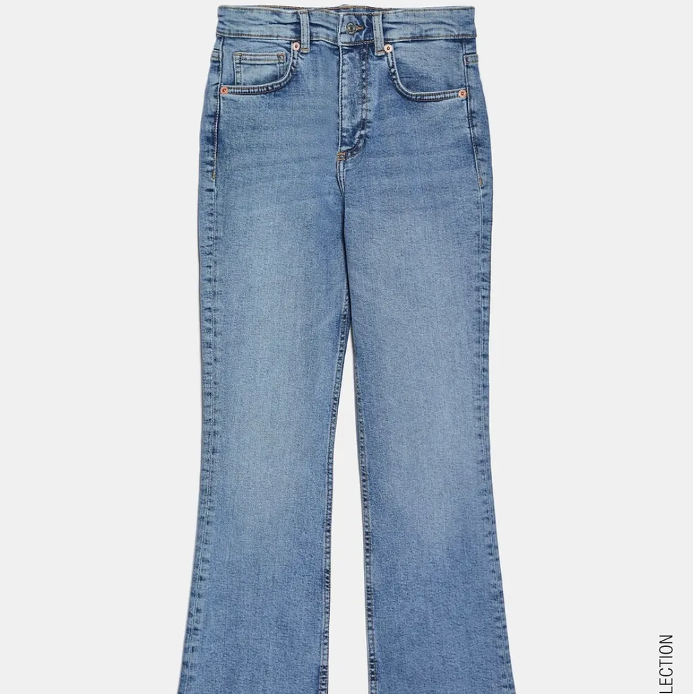superfina croppade ankel flare jeans ifrån zara! de är i ankel längd på mig som är ca 160cm 💙 endast använda 1 gång! köparen står för frakt 📦🦋. Jeans & Byxor.
