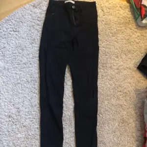 Ett par vanliga svarta Molly jeans ifrån Ginatricot. Storlek S. Kan mötas upp i Örebro eller Eskilstuna eller frakta, köpare står för frakt. 