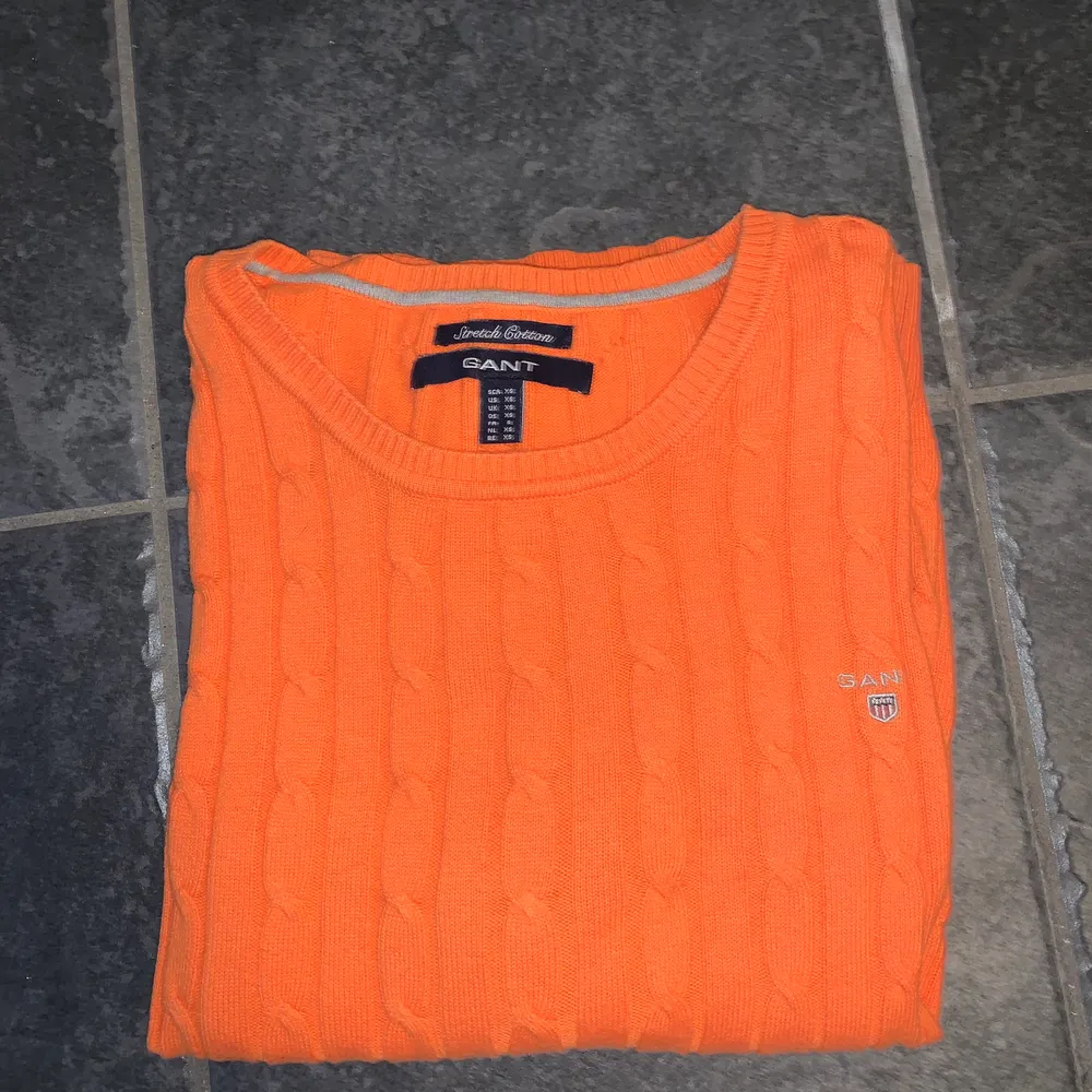 Orange kabelstickad tröja från Gant. Storlek XS.  Först till kvarn på alla plagg, ingen budgivning. Ange vilket pris du skulle vilja köpa plagget för så kan vi komma överens om ett bra pris där båda blir nöjda. . Tröjor & Koftor.