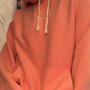 Champion hoodie storlek medium (herr)  - Världens mysigaste hoodie från champion som tyvärr inte kommer till användning så ofta😔 (köparen står för frakten) 😋