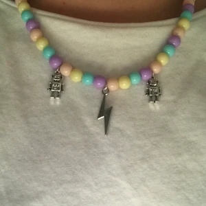Halsband - Halsband med pärlor och berlocker. Det har ett lås att öppna/stänga med. Skriv vid frågor osv. frakt 11kr💕💕