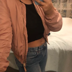 Bomberjacka  - Jättecool rosa bomberjacka som är från bikbok. Använt 1 gång 