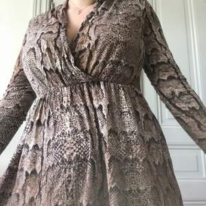 Fin klänning med snakeprint, ärvd men i bra skick, säljer den för att den inte passar.