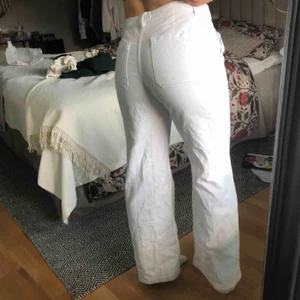  - Vita byxor från hm, med superfina fickor!!  Storlek 40, men jag har vanligtvis 38 så det beror på hur stora man vill ha de!! Köpta för 399kr