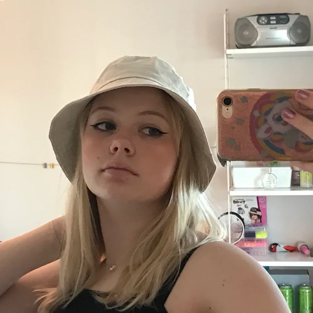 Cool bucket hat i beige! 🤍 Snygg till sommaren och passar till det mesta! För en bucket hat kostar det 72kr (inkl frakt). Vid köp av både den beigea och svarta (kolla min andra annons för bättre bild på den svarta) kostar det bara 125kr (inkl frakt). Accessoarer.