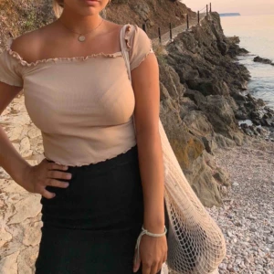  - Off-shoulder crop top från ginatricot. Fläckfri (endast använd en gång). 