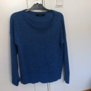 Stickad tröja  - En blå stickad tröja som är i storlek M. Köpte den för 420 kr på vero Moda. Men säljer för 220kr.