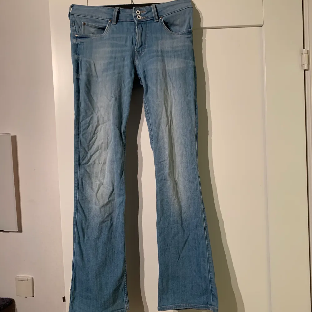Säljer ett par ljusblåa lee jeans i modellen joliet! Super snygga och sköna! Perfekt till en snygg topp! Storlek 27/31. Nypris 999 :- Köparen står för frakten . Jeans & Byxor.
