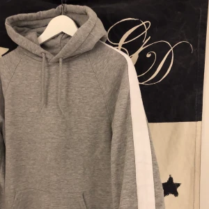 Hoodie - Hoodie med vit rand, frakt 88 kr då den väger mycket, i fint skick!📦
