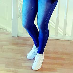 Så otroligt snygga och sköna jeans från Fitjeans! Populärt märke för sin kvalite och stretch i jeansen, jeansen är nya , provade två gånger men tyvärr fel storlek för mig. Köpta för nypris 1077kr färgen heter azure blue .  Kan skickas med frakt 
