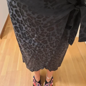 Super fin kjol från & other stories  - Den här kjolen är så himla fin, snygg till platta sommarskor men även coolt med sneakers. Omlottkjol.