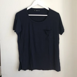 Mango t-shirt strl S  - Fin blå t-shirt från Mango som endast använts när den provades! Faller snyggt då den är väldigt mjuk & följsam 🌊 köparen står för frakten 