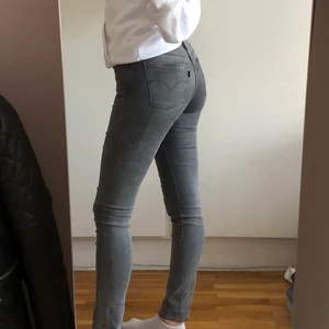 Levis jeans - Gråa super skinny 710 levis jeans. Låga i midjan! Sparsamt använda men avklippta längst ner. Bra skick!!
