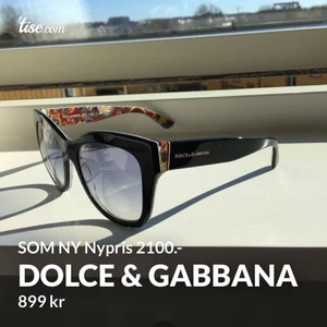 Dolce & Gabbana solglasögon nypris 2100. - Tillverkade i Italien UV Skydd Black Gradient Snygg modell, fint mönster. Stora solglasögon, utstrålar lyx, märket på båda sidor.  Använda 1 sommar, vissa bruksmärken, bra skick! 💌 Frakt 50kr, spårbart 🌻 Hämtas hos mig, lundby gamla kyrka