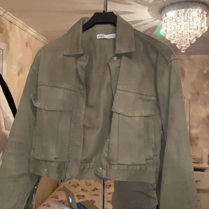 Jacka zara - Jackan är från zara och använd endast ett fåtal gånger. Den är i storlek xs men passar bra på s (jag har s) 😊             Kan mötas upp i Stockholm eller skicka då står köparen för frakten :)