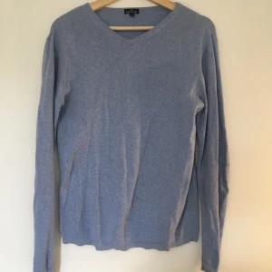 Pullover bastini  - Blå v-ringar pullover. Löst plagg i storlek small men funkar som medium 