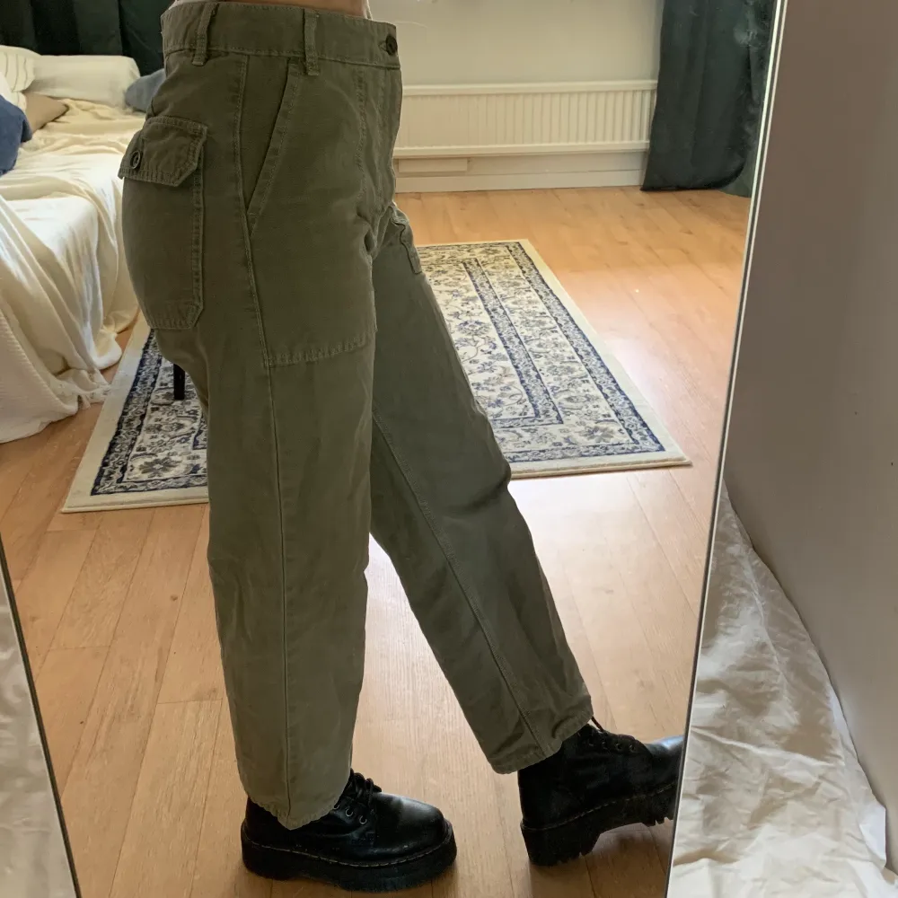 Militärgröna byxor i slitstarkt material, storlek 38. Raka i benen och många fickor. Lite stora i midjan för mig men otroligt sköna då de är såpass höga! Knappt använda. . Farkut & Housut.