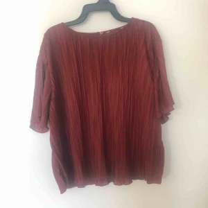 Plisserad blus - Onanvänd plisserad blus i en vinröd färg! Köparen står för eventuell frakt 🥰