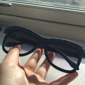Fina solglasögon som är helt nya! Den blåa delen är matte och glasögonen har en ombyte effekt! En i en miljon! Superfin!
