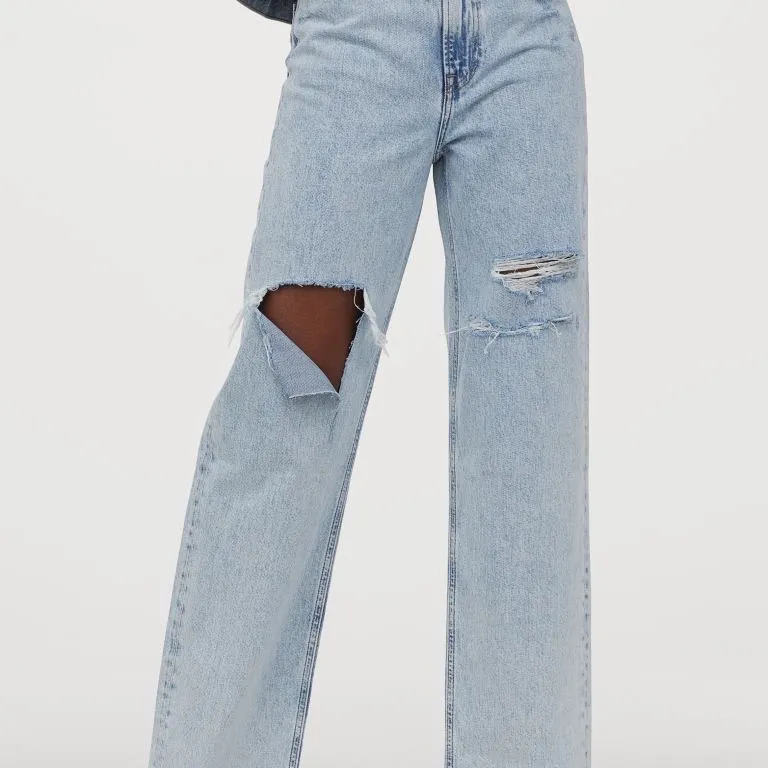 Så jäkla snygga jeans från H&M som är slut i alla storlekar under 42. Dessa är endast provade men tyvärr för små för mig!;( Därför säljer jag alternativt byter mot en strl 38<3 Nypris var 400✨ köparen står för frakt ❗️Jag ansvarar INTE för postens slarv!!. Jeans & Byxor.