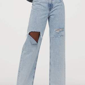 Så jäkla snygga jeans från H&M som är slut i alla storlekar under 42. Dessa är endast provade men tyvärr för små för mig!;( Därför säljer jag alternativt byter mot en strl 38<3 Nypris var 400✨ köparen står för frakt ❗️Jag ansvarar INTE för postens slarv!!