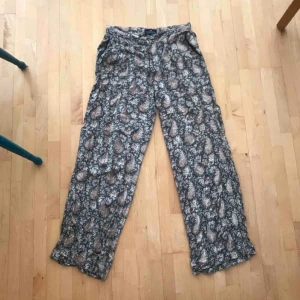  - Mysiga mönstrade byxor från Lexington i storlek S. Kan mötas upp i Malmö eller posta!